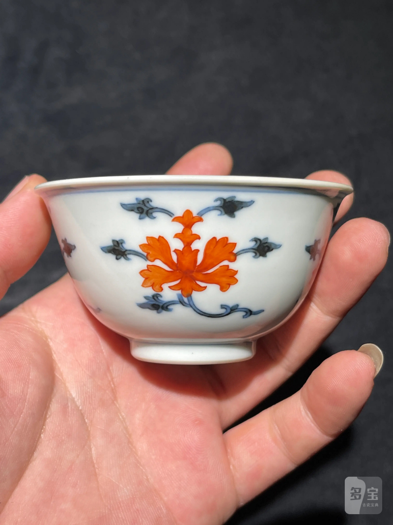 清道光 青花矾红花卉纹杯 - 图2